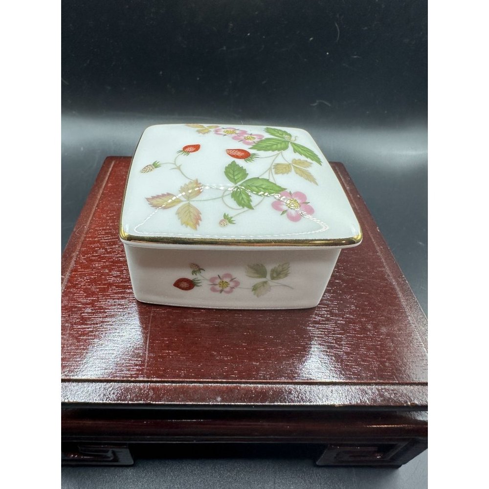 Wedgwood Wild Strawberry Pattern Bone China Covered Trinket Dish Made In England
